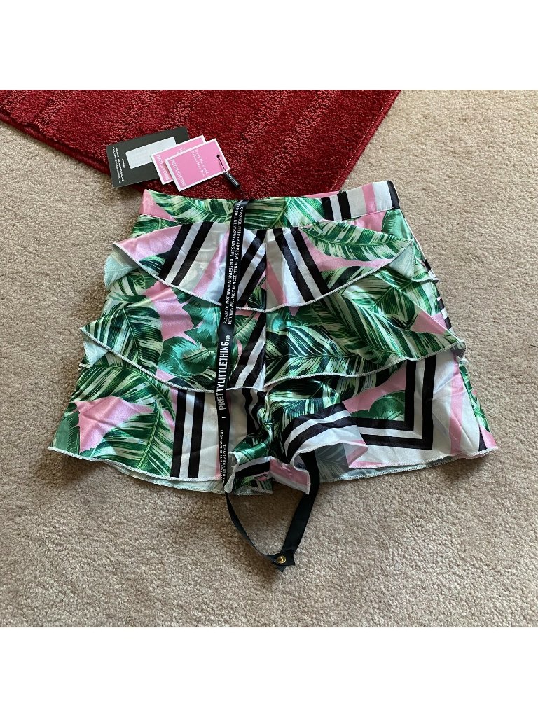 Prettylittlething Petite Pink Floral Shorts Womens Usa 0 Uk 4 Eu 32 Tiered Nwd